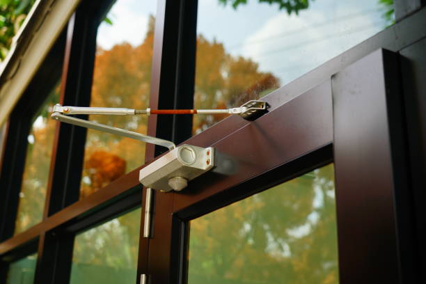 Old door closer is installing on the Glass door Bogo Ivo, Installazioni, manutenzione e assistenza di porte automatiche, porte a telescopio in provincia di Belluno. La ditta Bogo Ivo SRL lavora in tutta la provincia di Belluno e altro Trevigiano. In particolare nei comuni di Agordo, zona dell'Agordino, Alleghe, Alpago, Arsiè, Auronzo di Cadore, BELLUNO, Bellunese, Castion, Borca di Cadore,Borgo Valbelluna,Calalzo di Cadore, Canale d'Agordo, Cencenighe Agordino, Cesiomaggiore, Chies d'Alpago, Cibiana di Cadore, Colle Santa Lucia, Comelico Superiore, Cortina d'Ampezzo, Danta di Cadore, Domegge di Cadore, Falcade,Feltre, Feltrino, Fonzaso, Gosaldo, La Valle Agordina, Lamon, Limana, Livinallongo del Col di Lana, Longarone, Lorenzago di Cadore, Lozzo di Cadore, Ospitale di Cadore, Pedavena, Perarolo di Cadore, Pieve di Cadore, Ponte nelle Alpi, Rivamonte Agordino, Rocca Pietore, San Gregorio nelle Alpi, San Nicolò di Comelico, San Pietro di Cadore, San Tomaso Agordino, San Vito di Cadore, Santa Giustina, Santo Stefano di Cadore, Sedico, Selva di Cadore, Seren del Grappa, Setteville, Sospirolo, Soverzene, Sovramonte, Taibon Agordino, Tambre, Val di Zoldo, Zoldano, Vallada Agordina, Valle di Cadore, Vigo di Cadore, Vodo Cadore, Voltago Agordino, Zoppè di Cadore.